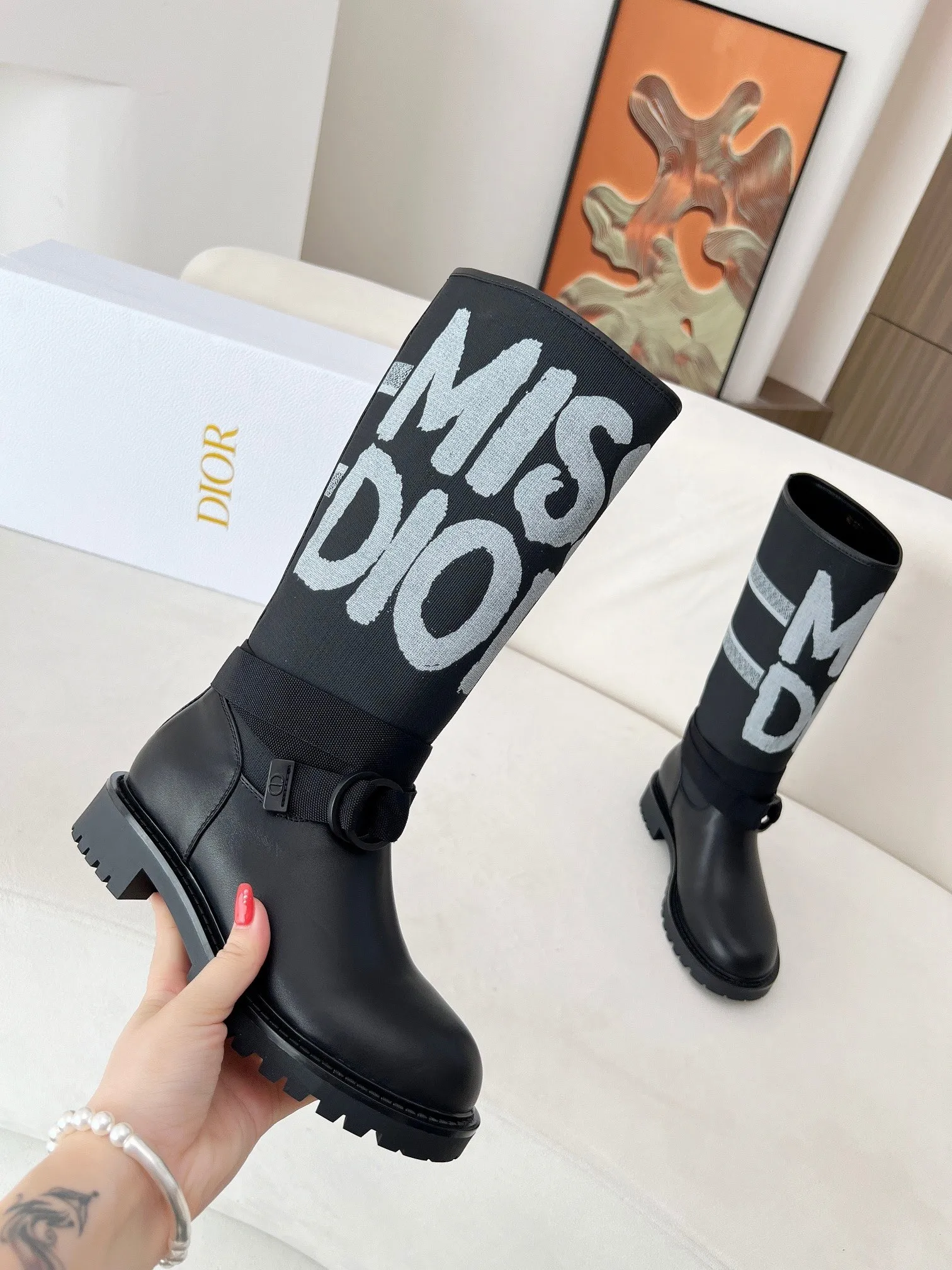👟👟Ex-factory price 600💯💯2024 Dior new autumn and winter products🌹Fashion and trends coexist. Imported original fabrics are customized one to one. Female 35-41 Fabric: Imported cowhide Lining: Sheep lining Outsole: Original molded rubber outsole
